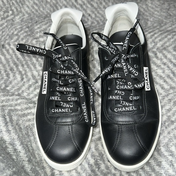 Gorgeous Chanel black&white leather trainers - Picture 4 of 8